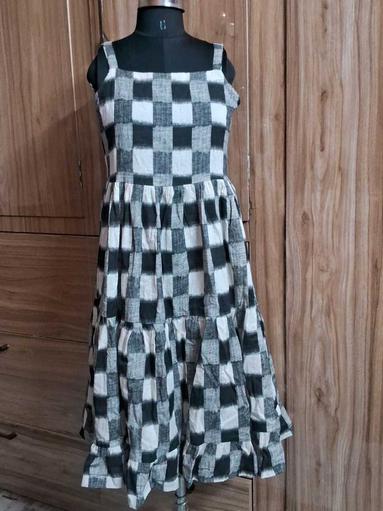 Chic Checkered Tiered Midi Dress