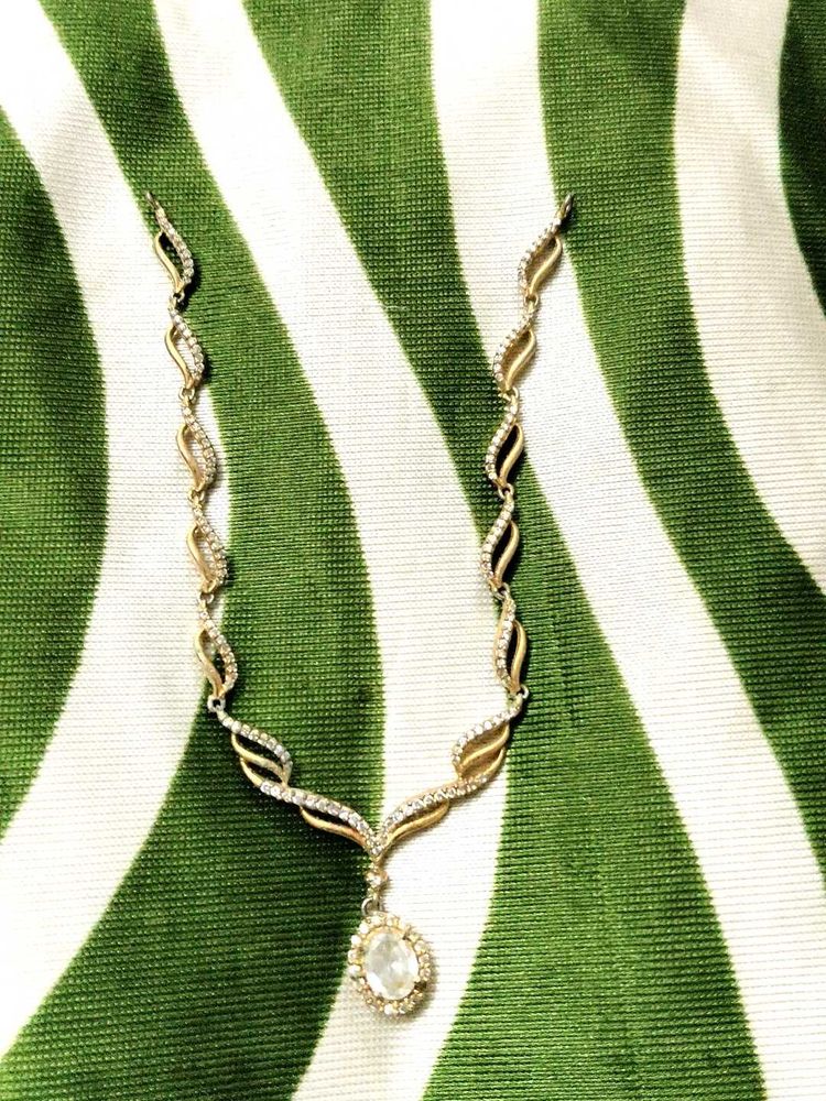 Elegant Gold &amp; Diamond Necklace
