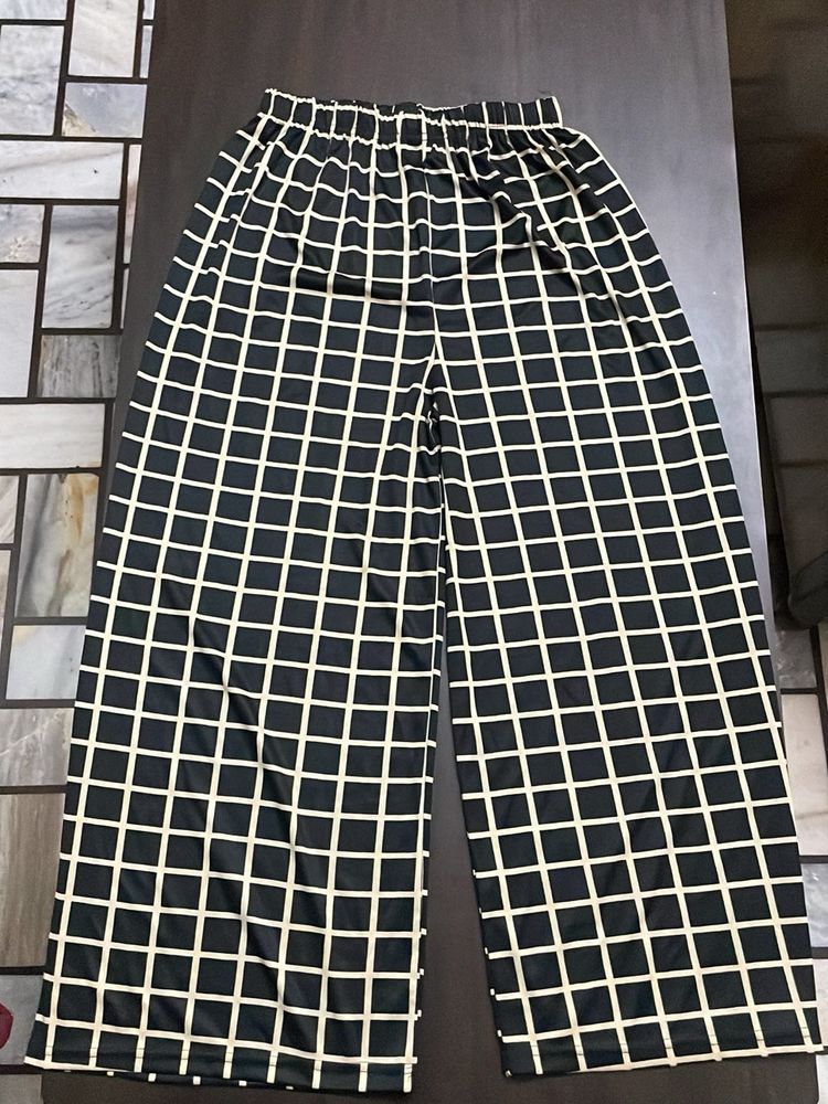 Stylish Wide-Leg Grid Pattern Pants