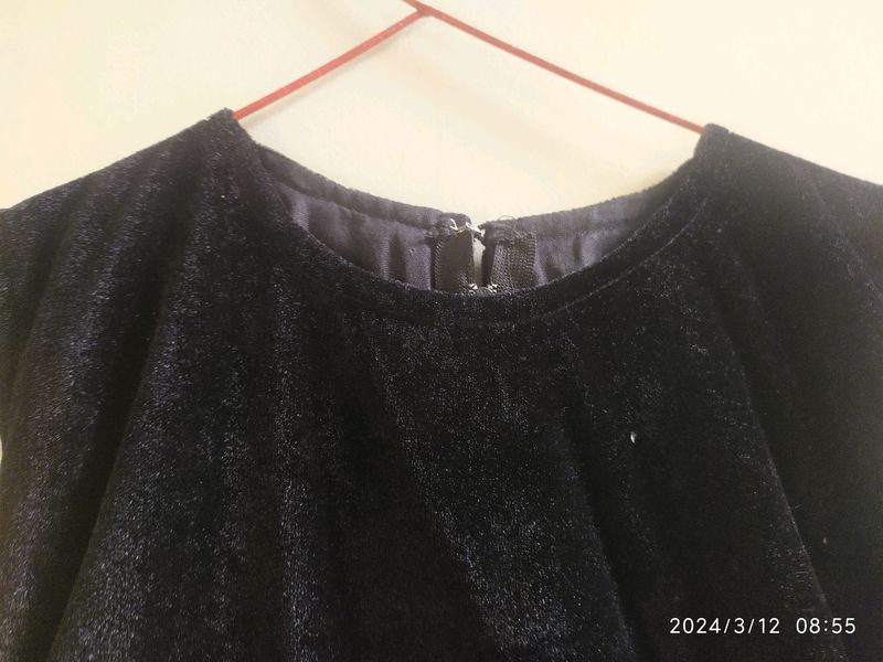 Plain Black. Middie