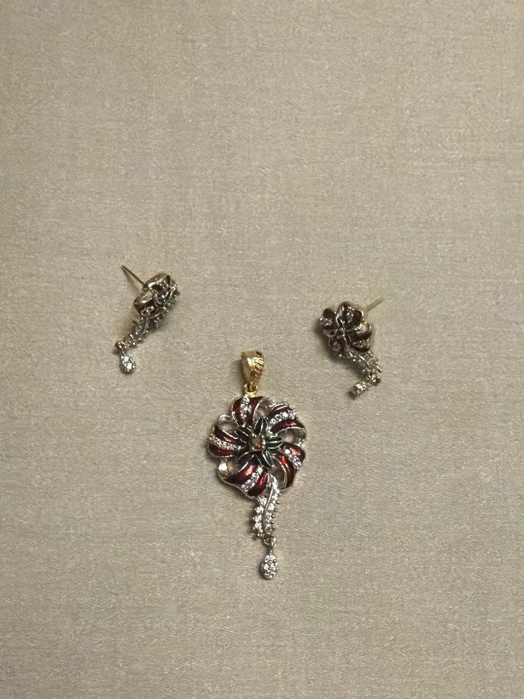 Stunning Floral Pendant with Earrings Set