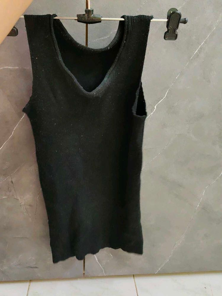 Black Sleeveless V-Neck Top