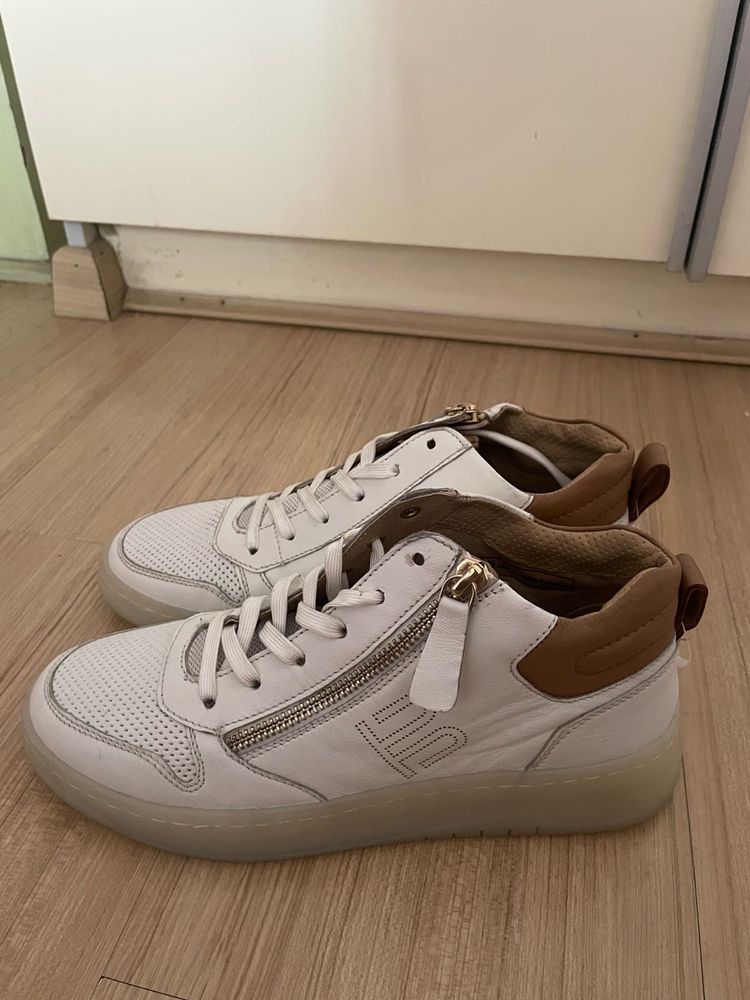 Stylish White Leather Zipper Sneakers