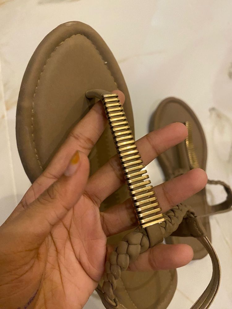 Stylish Flat Sandals with Gold Accent