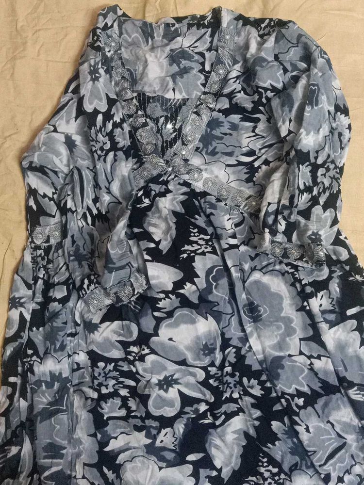 Grey Floral Print, black and multi colour kur