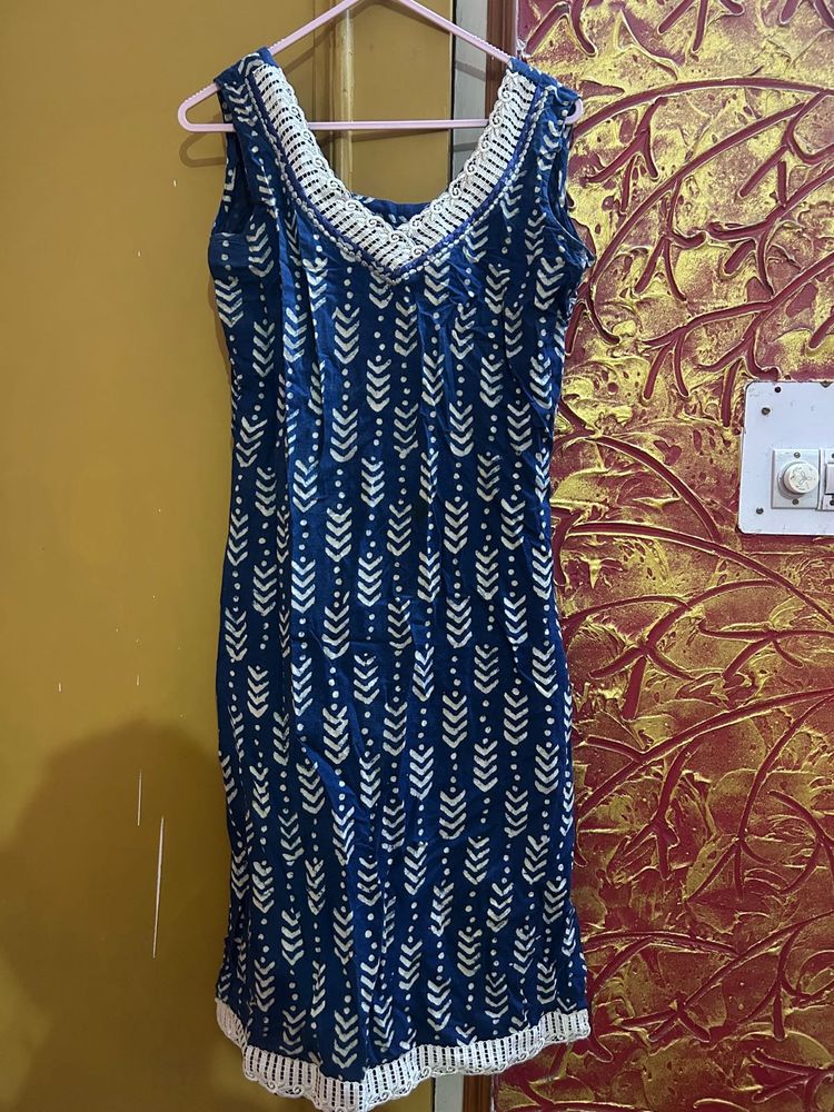 Blue &amp; White Printed Sleeveless Kurta