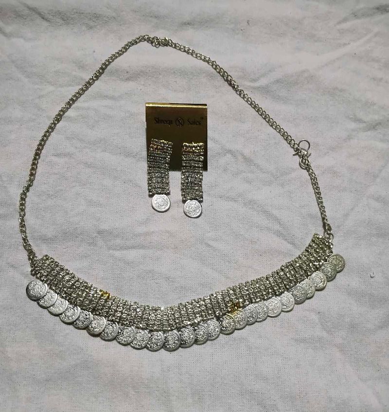 Stunning Silver Necklace &amp; Earring Set