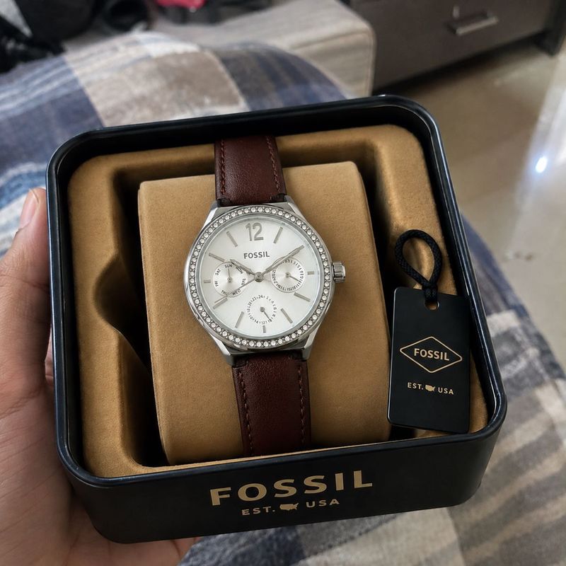 Fossil Elegant Chronograph-Style Leather Watch