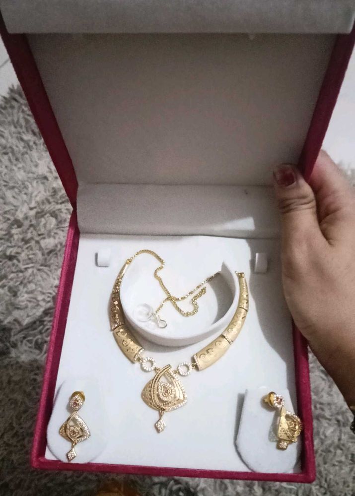 Elegant Gold Necklace &amp; Earring Set