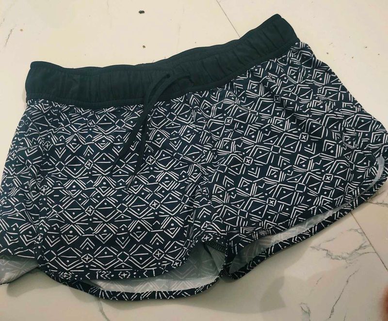 Stylish Athletic Shorts with Geometric Print