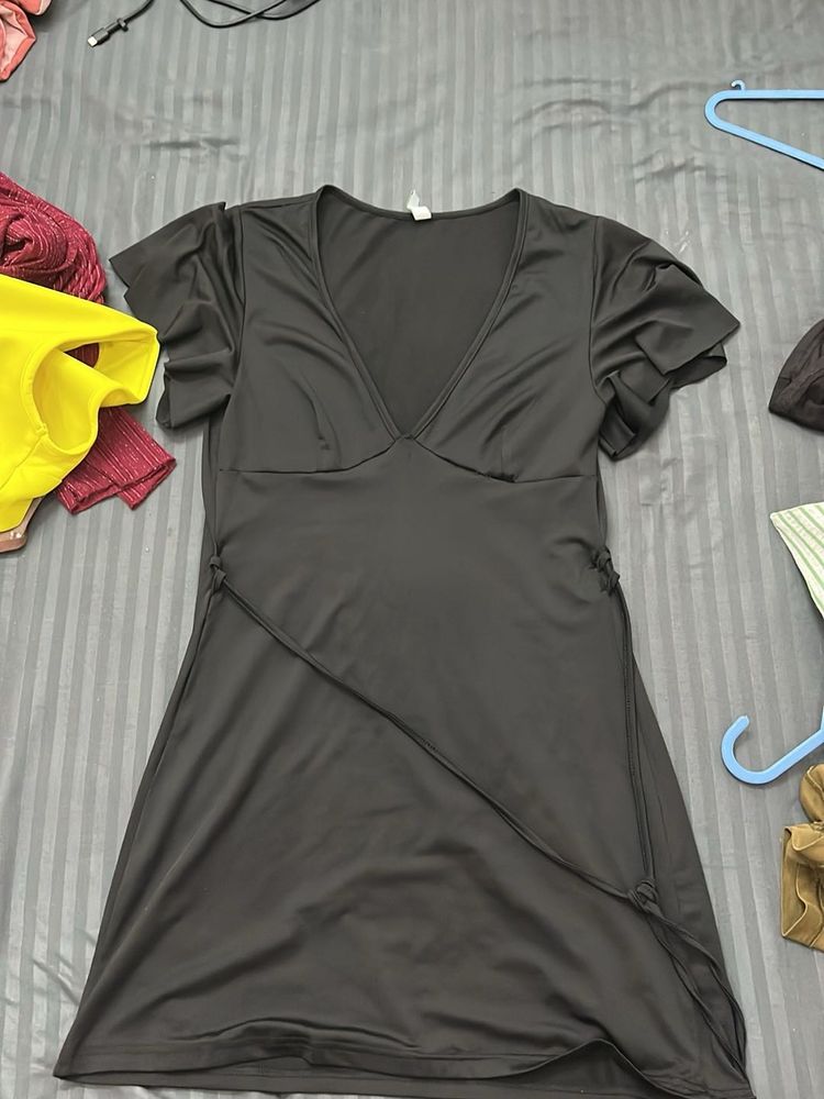 Chic Black V-Neck Ruffle Sleeve Dress