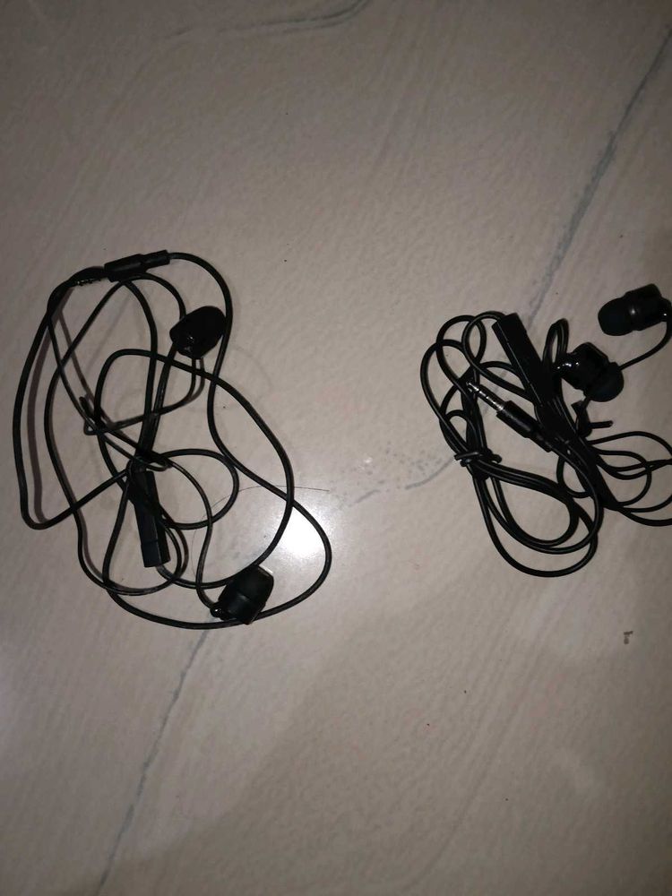 Black Wired Earphones