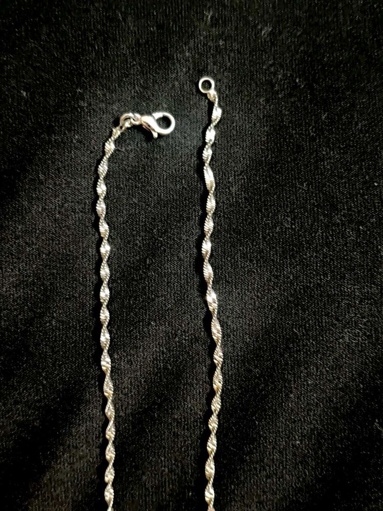 Elegant Silver Twisted Chain Necklace.. unused