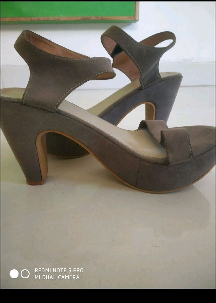 Gray Heels 😍👠