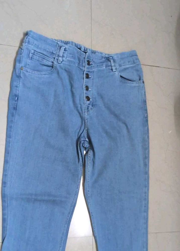 90s-inspired Light Wash Button-Up Mom Jeans