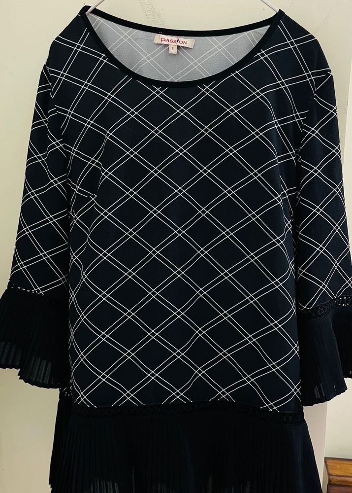Elegant Black &amp; White Plaid Top
