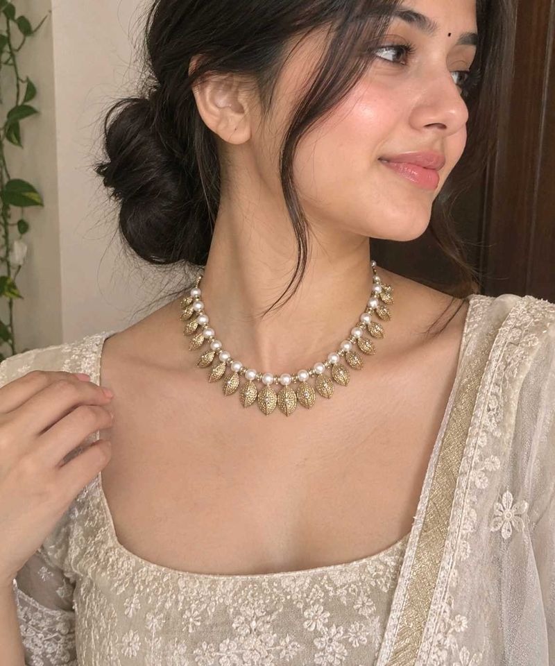 Elegant Pearl &amp; Gold Necklace