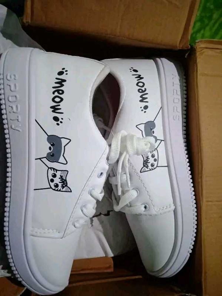 Purr-fect 'Meow' Sneakers 🐾👟