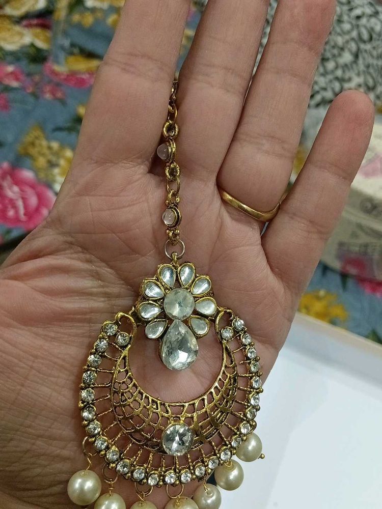 Elegant Maang Tikka with Pearls
