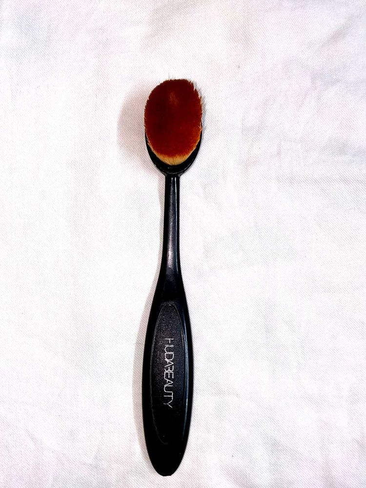 Huda Beauty Foundation Brush