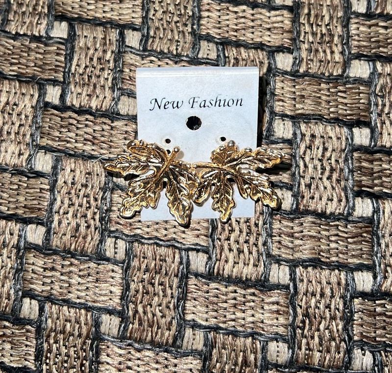 Gold Leaf Design Stud Earrings 🤍