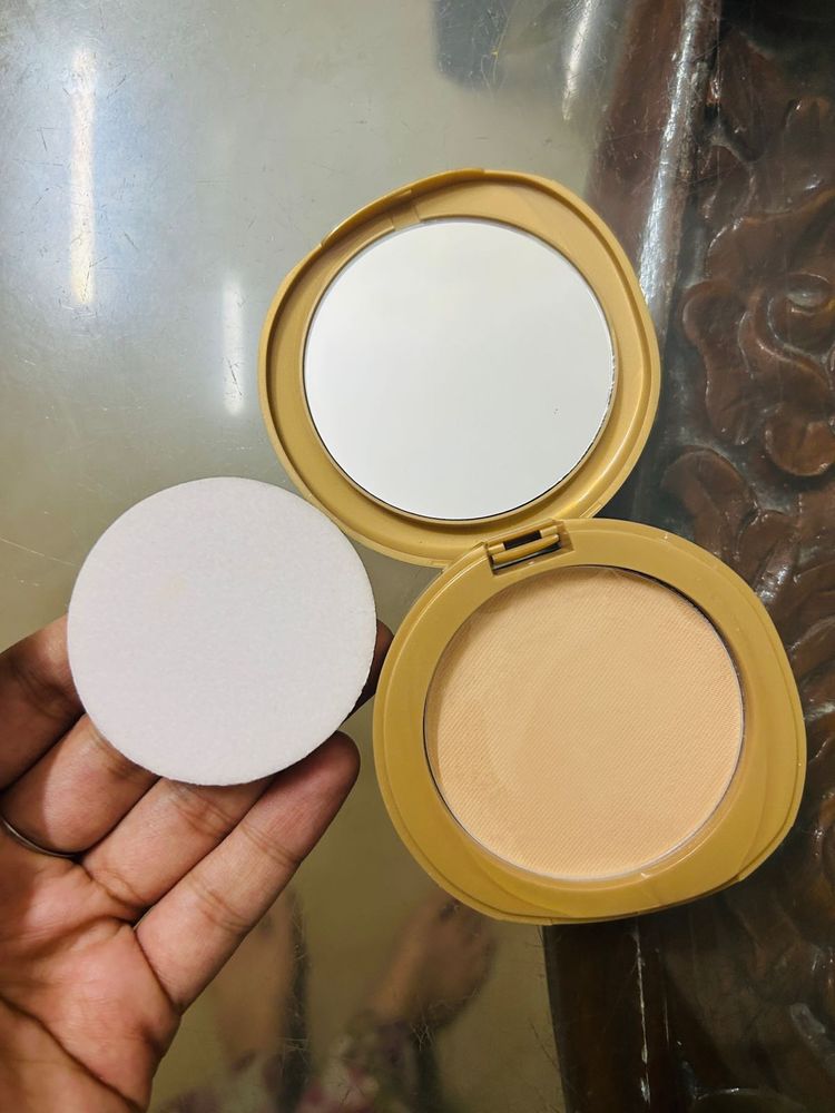 lakme unused Compact  Powder-natural