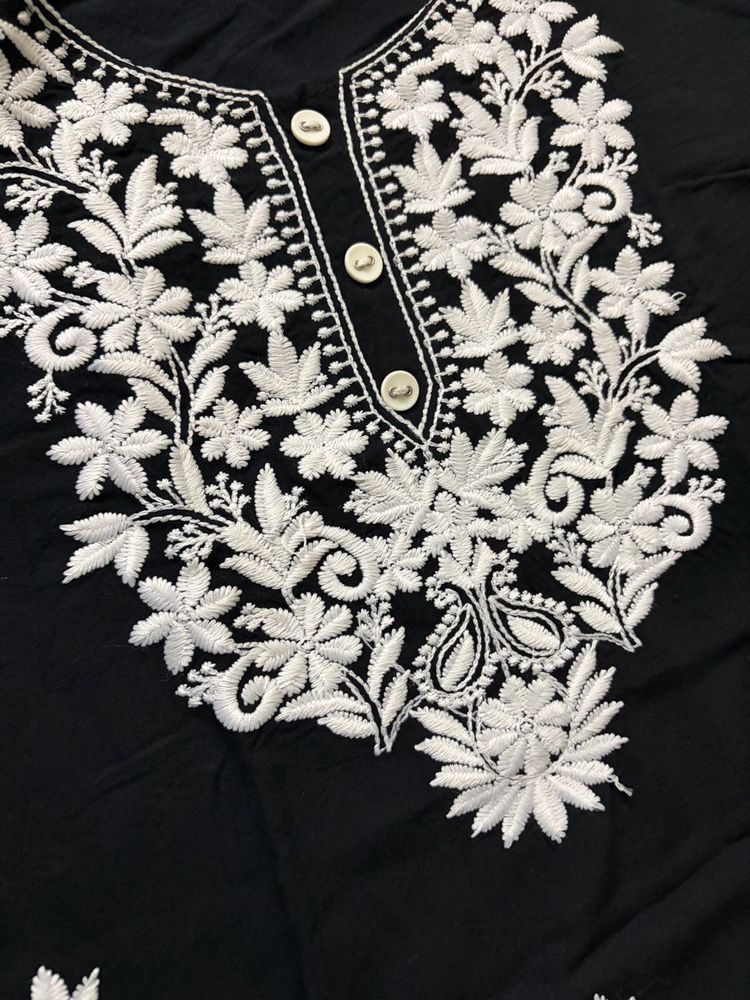 Elegant Black &amp; White Embroidered Casual Kurti (Si