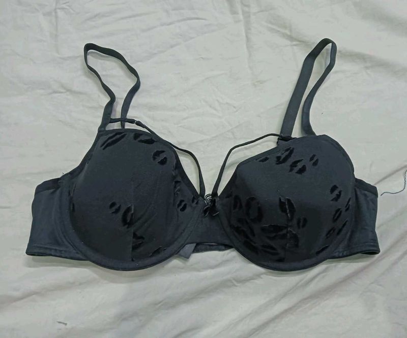 💛 Black Bra with Lip Print Detail