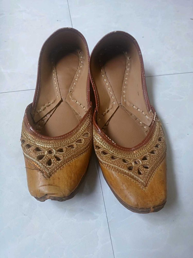 Stylish Embroidered Juttis/Mojaris