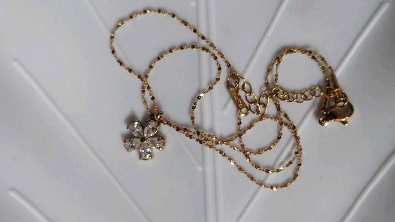 Sparkling Flower Pendant Necklace