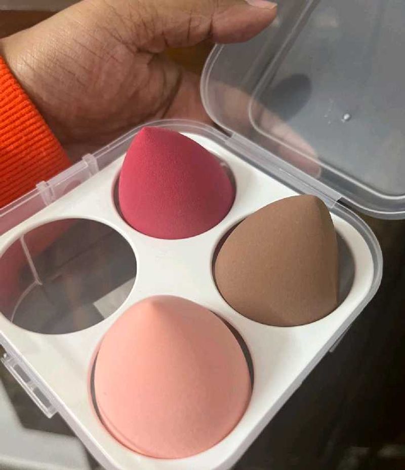 Set of 4 Makeup Sponges with Case [NEW]