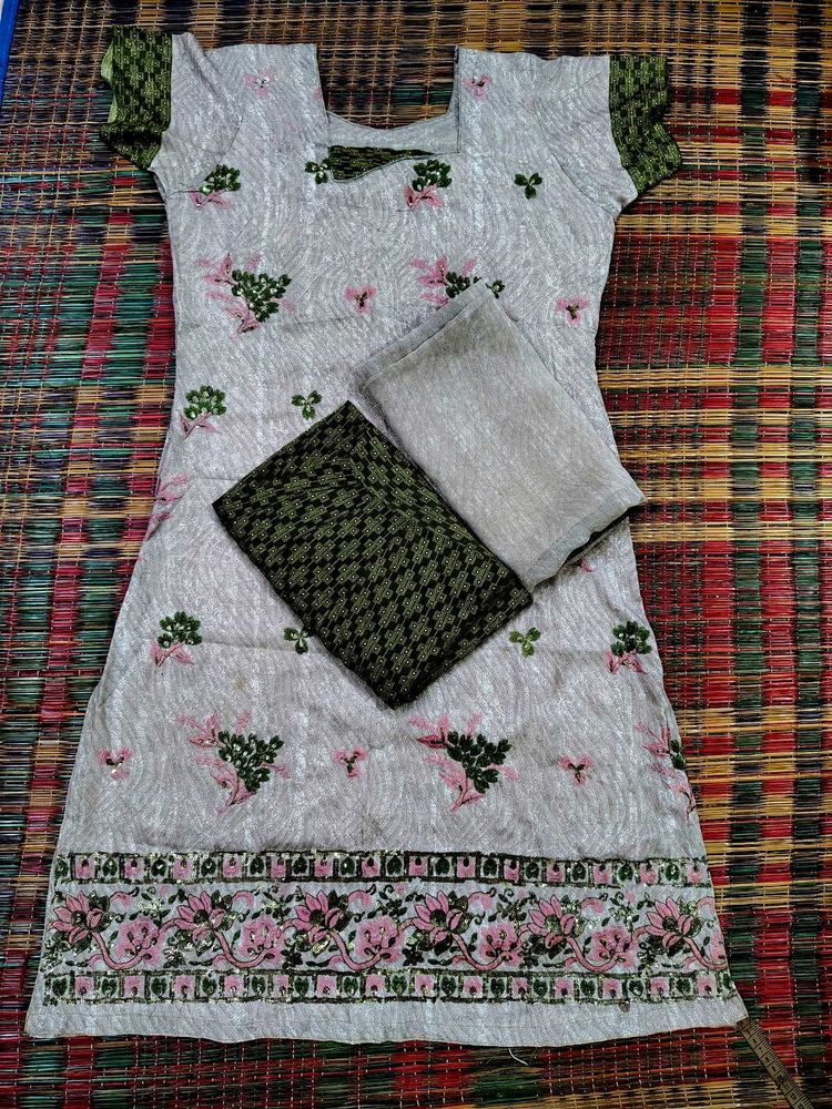 Elegant Pakistani Salwar Kameez Set