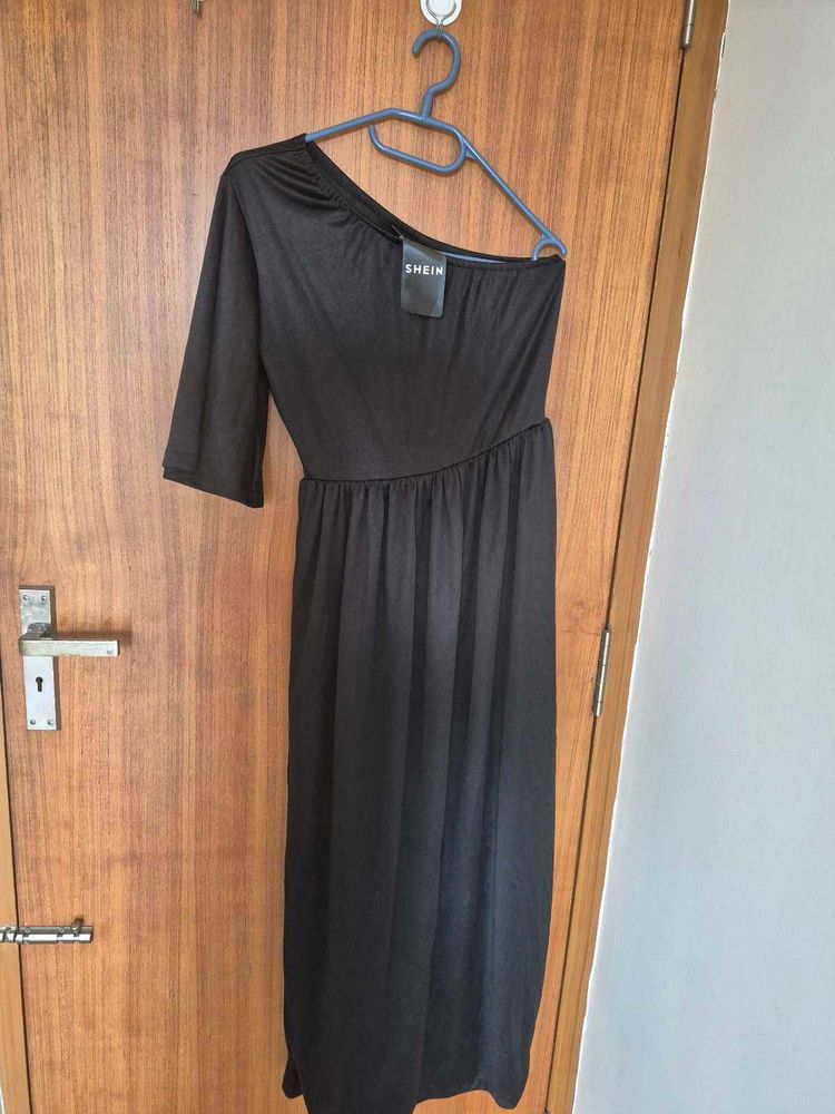 Chic Black One-Shoulder Maxi Dress