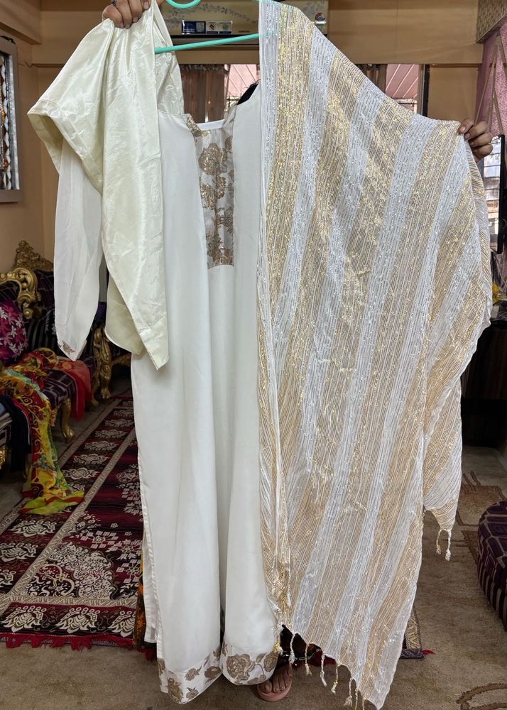 Elegant White &amp; Gold Embroidered Kurta Set