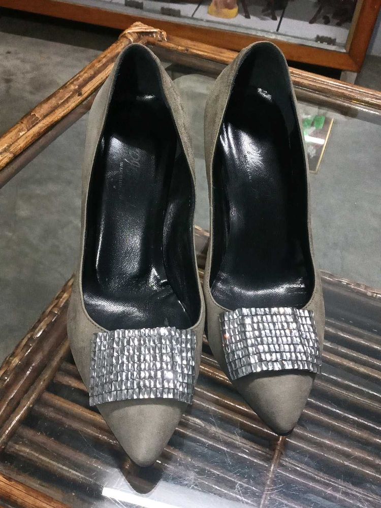 Elegant Heels with Rhinestone Detail