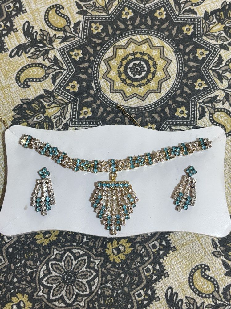 Stunning Rhinestone Necklace &amp; Earring Set