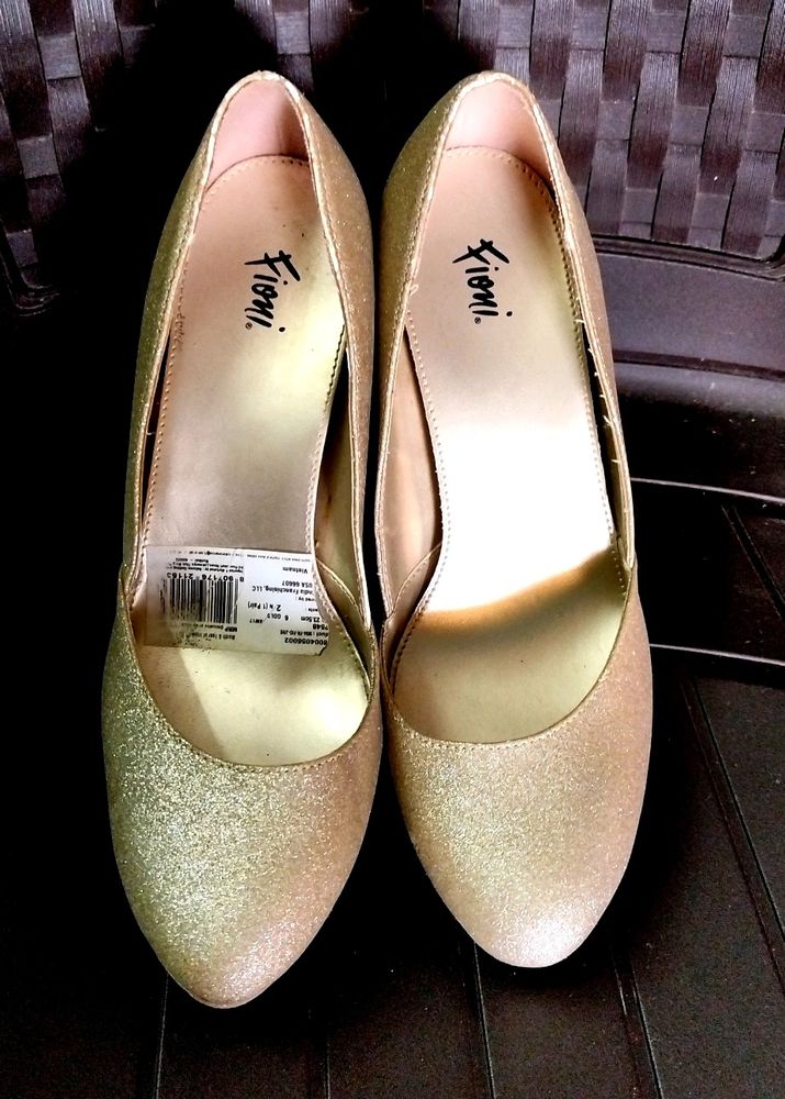 It's A Brand Call Fioni. Brought It In A Mall For 1599. Brought In Forum Mall Hyderabad. Brand New Heels.. Perfect Look For Party ..Gold Shiny Heels ... Heels Size 23.5 Cms Or 6 Size