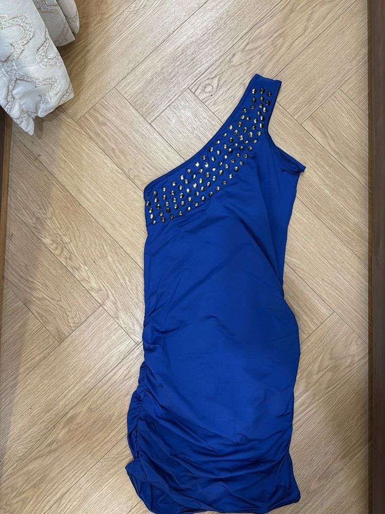 blue dress