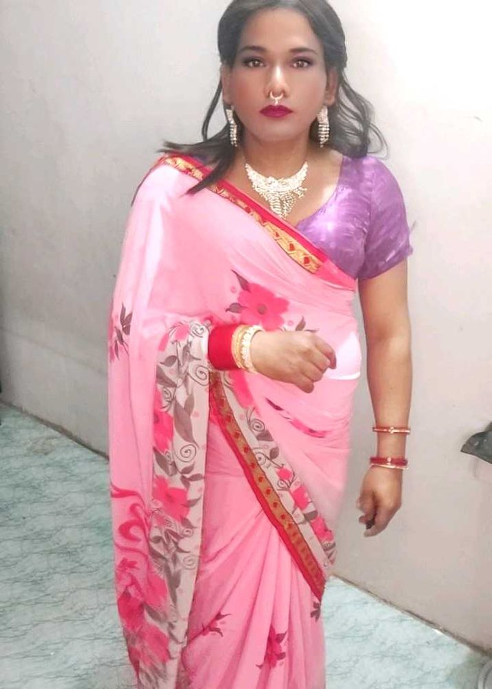 Elegant Pink Floral Saree with katori cut blause