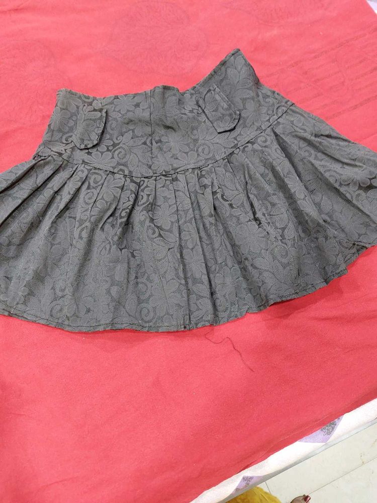 Chic Grey Floral Pleated Skirt