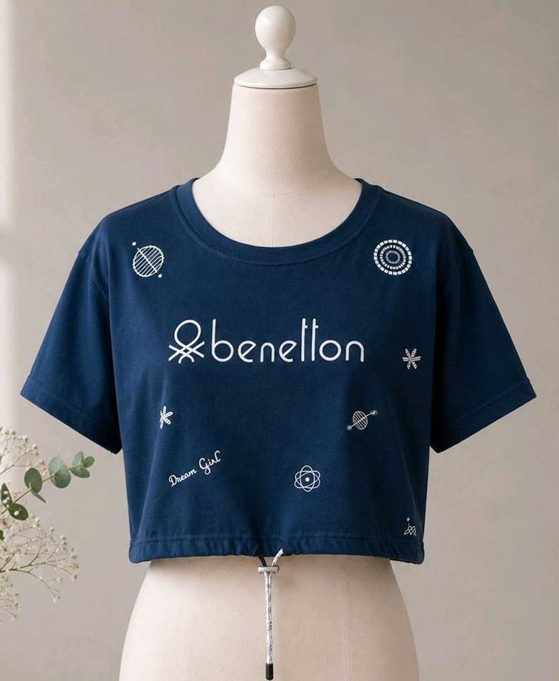 🎀200rs SALE🎀Benetton Cropped Graphic Tee