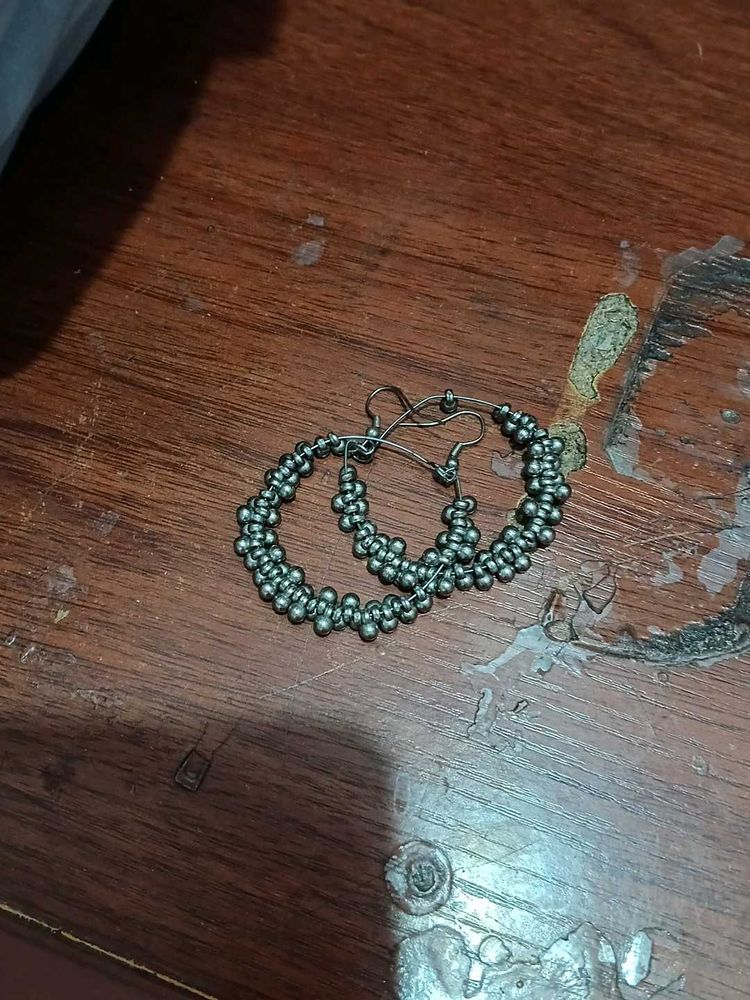 a mangtikka with 2 pair of earrings