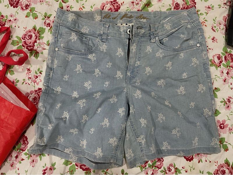 Cute patterned denim shorts