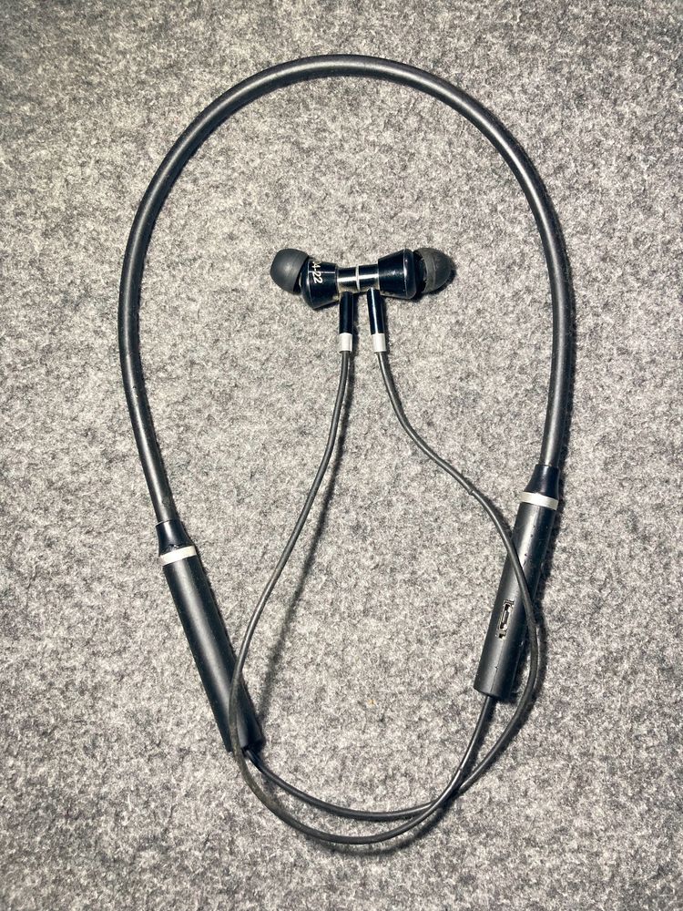 Riviera Company Neckband