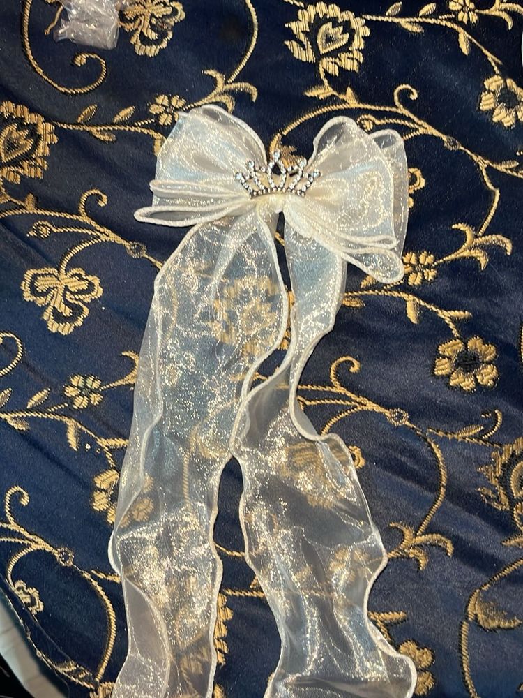Elegant White Bow Hair Accessory