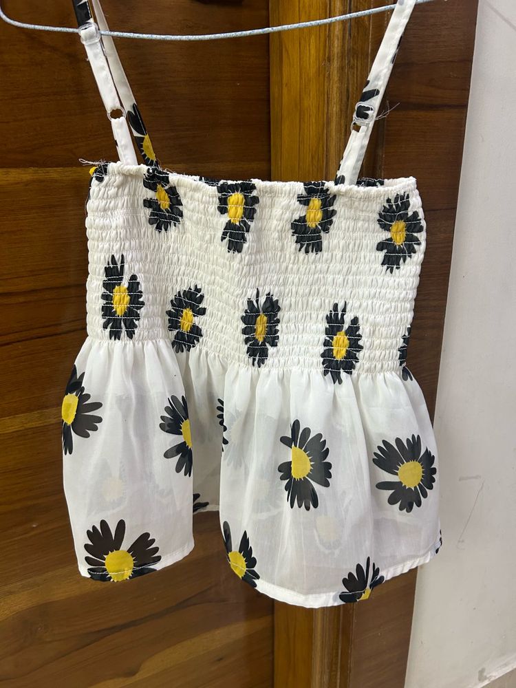 Cute Daisy Print Smocked Crop Top