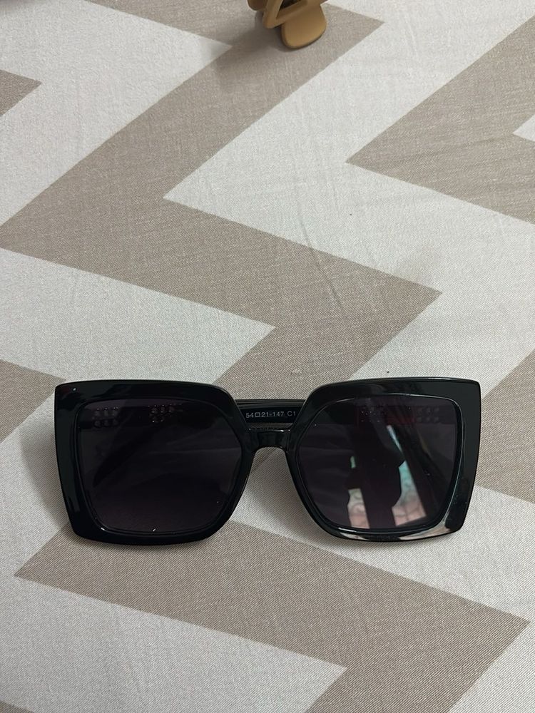 Chic Black Square Sunglasses
