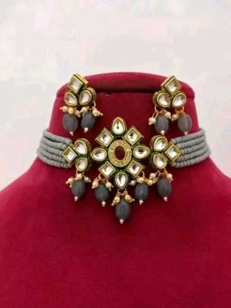 Necklace choker with pretty earings chiq set