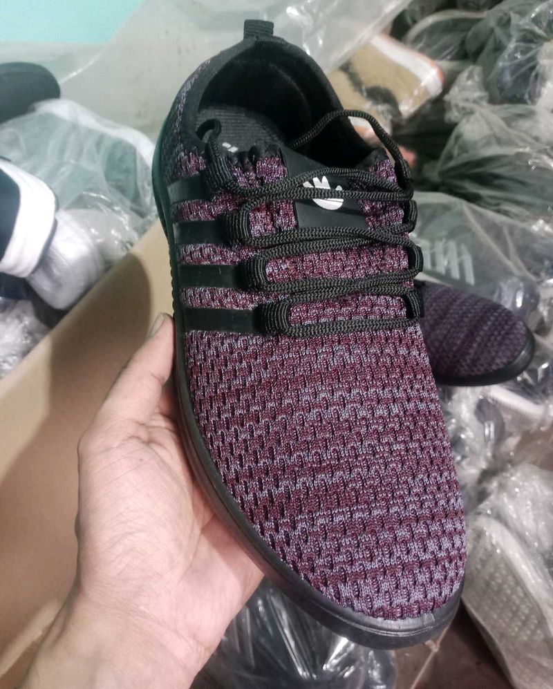NEW NO USED SPORTS SHOES FOR MEN AND WOMEN.