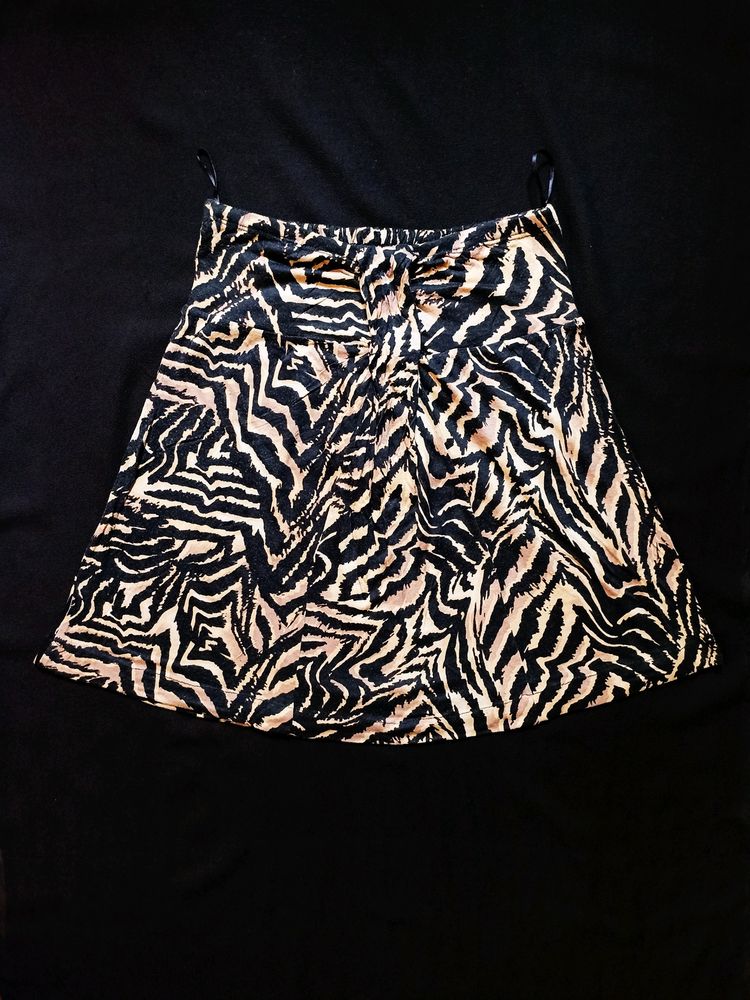 ( NEW UNUSED ) SHORT SKIRT